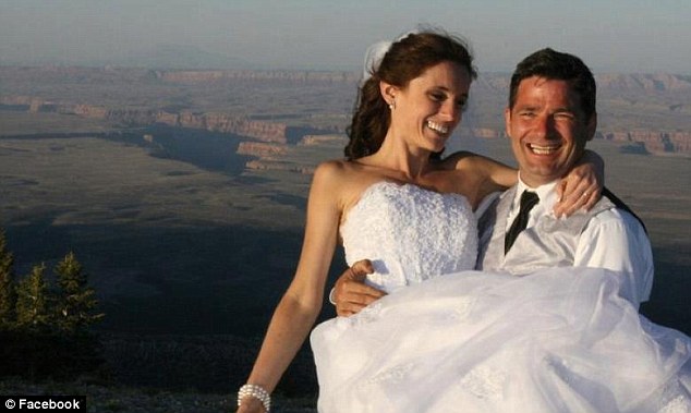 据英国《每日邮报》报道，一名来自罗马尼亚的24岁女青年特别钟爱美国科罗拉多州的大峡谷，2011年与男友在大峡谷举行了婚礼。