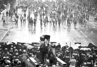 图为印尼总统府附近,雅加达警察和抗议者发生冲突.