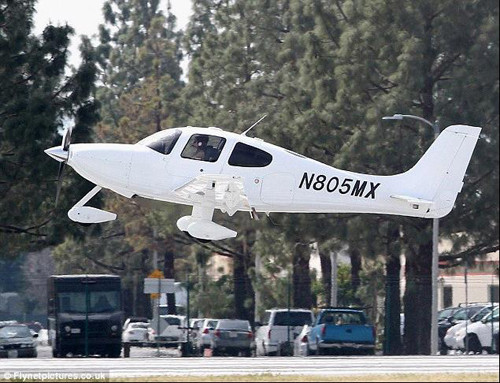 朱莉驾驶小型飞机飞越加州上空 度过悠闲周末