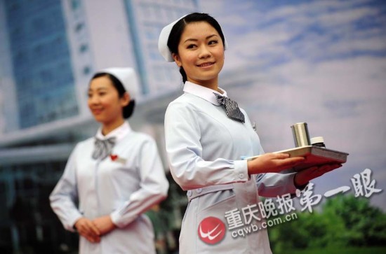 新桥医院:前台导医护士服模仿空姐制服,提升专业感.