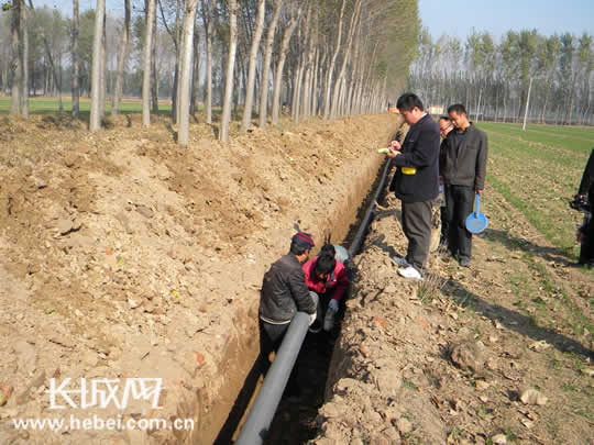 桃城区水务局帮助农民维修抗旱设备320多台套