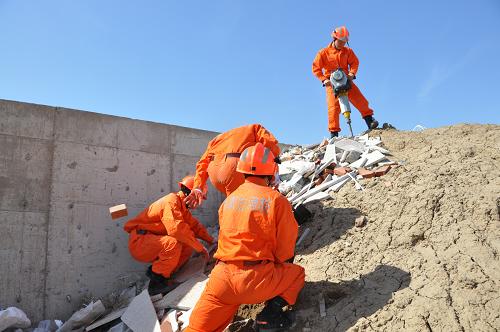 内蒙古通辽消防部队地震救援拉练检验应急抢险