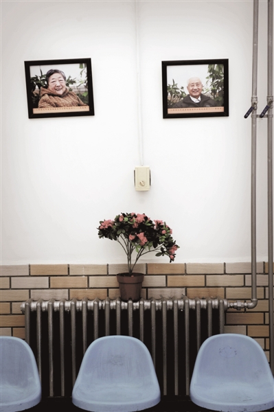 大兴泰福春老年公寓，墙上挂着年度先进老人的照片。