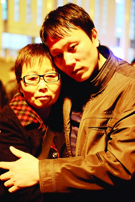 妈妈与儿子深情相拥