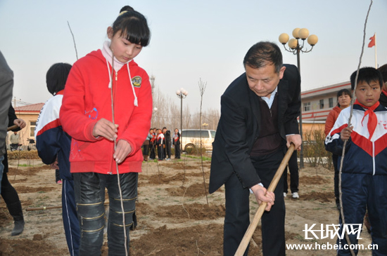 3月26日下午,河北省委办公厅驻巨鹿工作组的干部们来到苏营中心小学