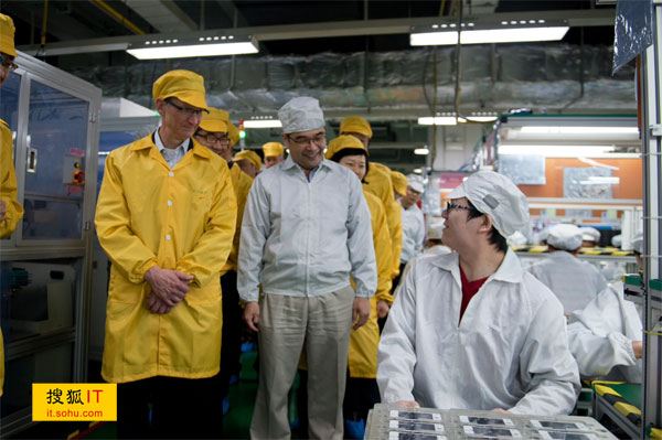 苹果CEO库克昨参观郑州富士康iPhone生产线