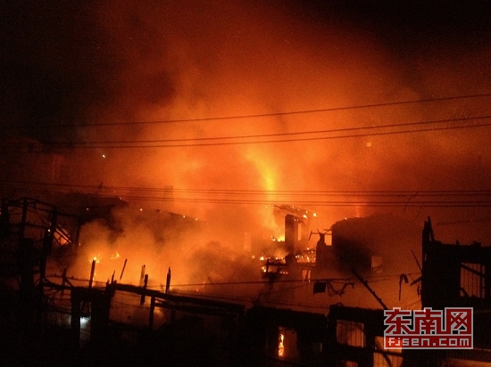 今晚(28日)21点30分许,台江区义洲街道太平社区突发火灾,截至29日零
