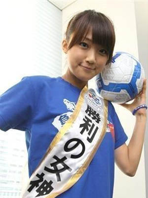 日本最美体育主播 变身清纯可爱足球宝贝(图)