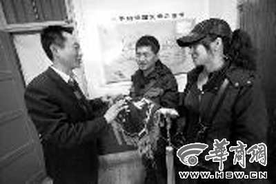 面对送来的锦旗，赵世明（左一）还有些不好意思