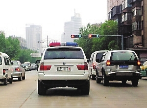 云南曲靖现宝马x5警车 交警称系最高规格开道车(图)