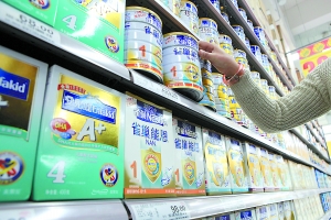 市民在超市内选购奶粉。