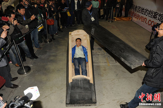 2012中国·西安国际殡葬文化博览会上演人体
