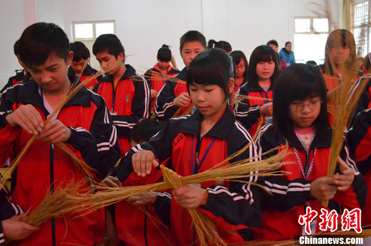 3月30日,广西龙胜各族自治县初级中学的学生在课堂上学习用糯禾秆草