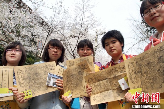 武大学生自制樱花地图义卖，为山里孩子筹款。 中新社发 张畅 摄