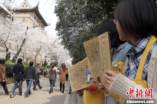 武大学生自制樱花地图义卖，为山里孩子筹款。 中新社发 张畅 摄
