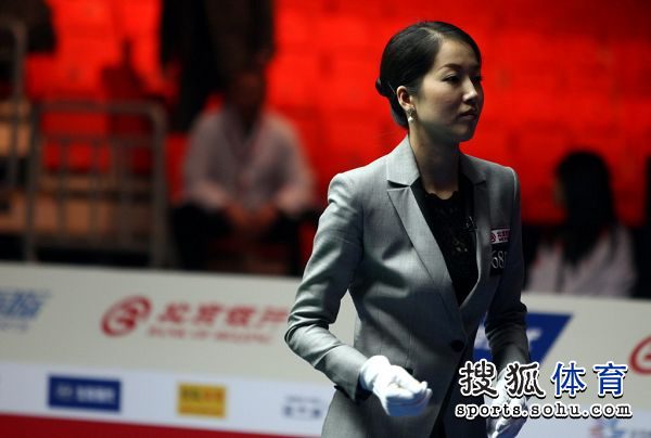 组图:诸瑛执法丁俊晖vs卡特 美女裁判清秀淡雅
