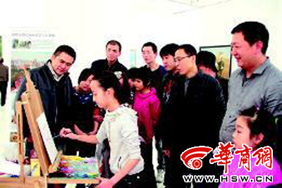画家现场指导小朋友画画 本报记者王智摄