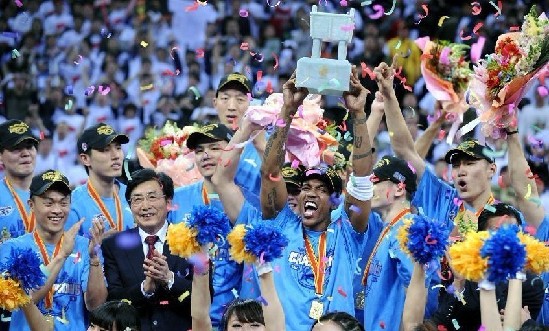 北京金隅队球员马布里(中)在颁奖仪式上
