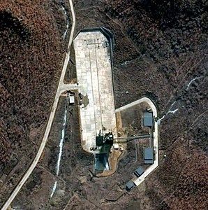 美国数字地球公司3月28日公开了当天拍摄的朝鲜西北部东仓里导弹发射设施的卫星照片，认为发射架附近有多辆汽车进出。