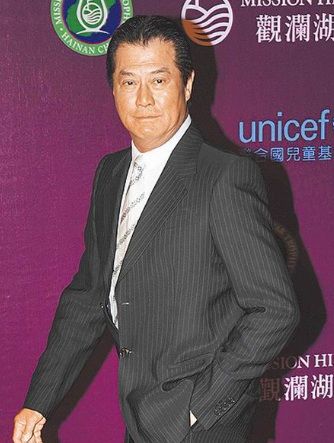 台媒:张国荣9周年忌前夕挚爱唐唐现身 代祭邓光荣(组图)
