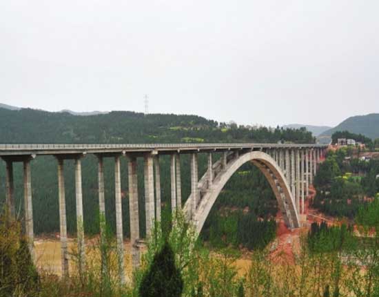  广南高速昭化嘉陵江大桥。