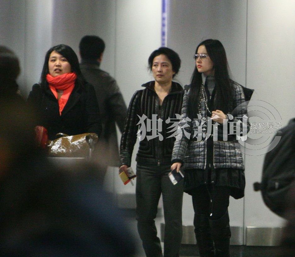刘亦菲机场素颜现身显清秀 母亲陪伴其左右(图