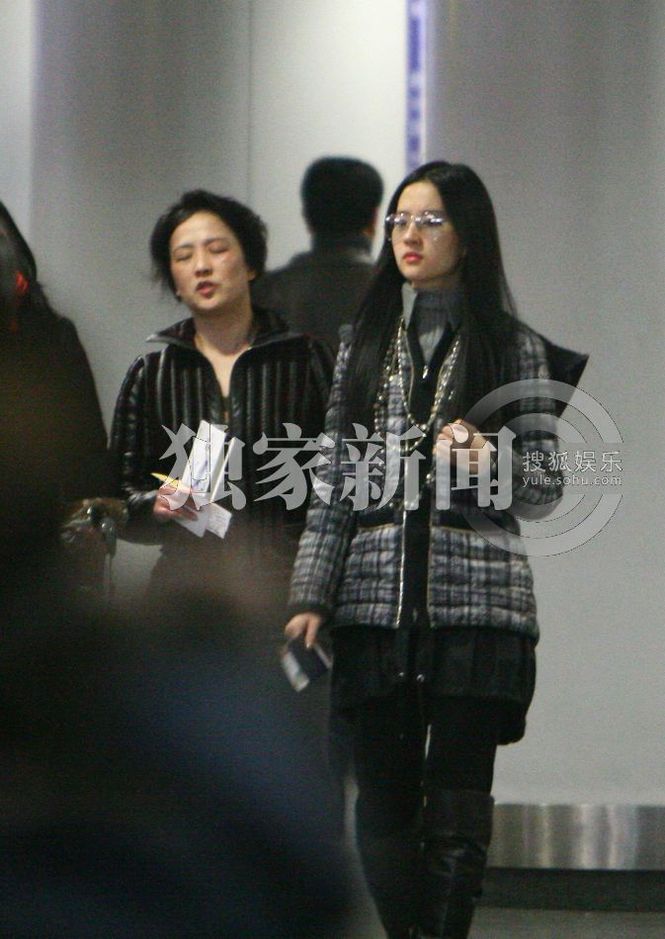 刘亦菲机场素颜现身显清秀 母亲陪伴其左右(图