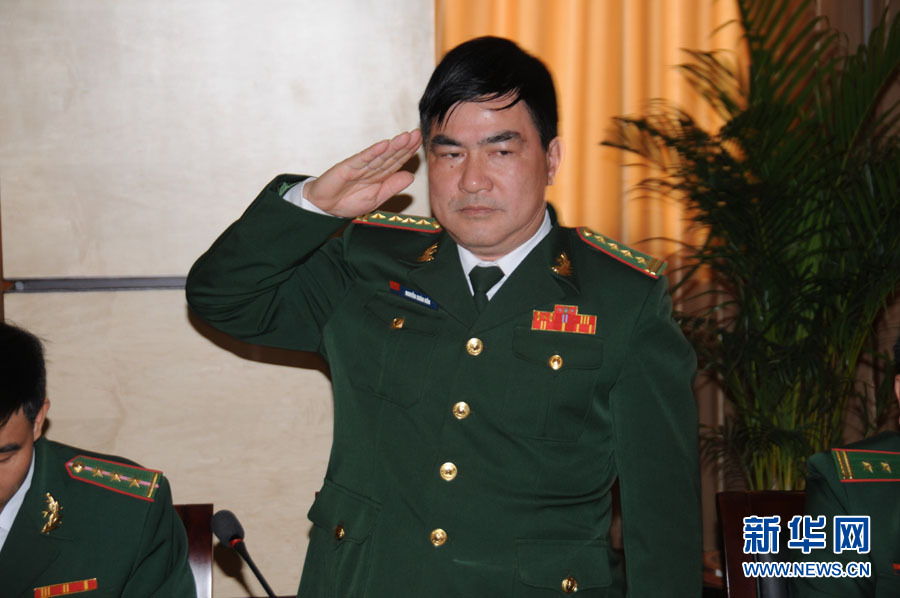 代表,中国人民解放军驻文山边防部队副部队长彭颂大校(前排第一位)