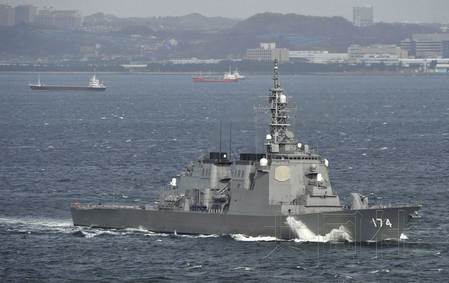 3月31日上午，日本海上自卫队宙斯盾舰“雾岛”号驶离神奈川县的横须贺基地，将前往东海海域，准备拦截可能落入日本境内的朝鲜“卫星”。（共同社）
