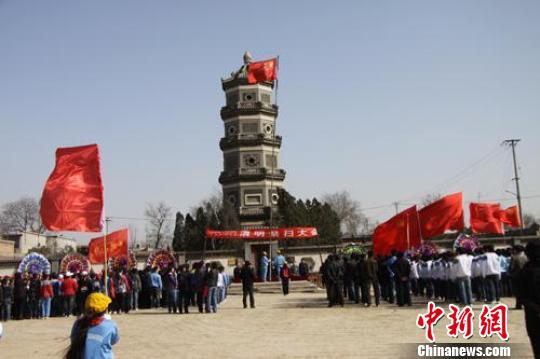 陈晓轻 王坤宁)31日,河北省安新县1000余人来到位于白洋淀畔的安州镇