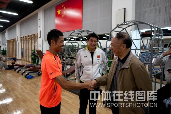 图文:羽毛球队备战伦敦奥运 林丹与刘鹏握手