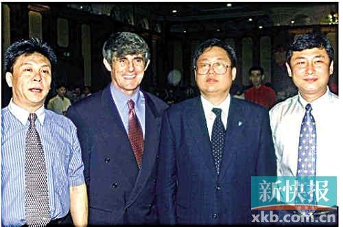 2002年8月，大連實德集團董事長徐明與原中國足球隊主教練米盧合影。