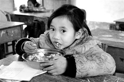 学生营养改善试点县:4年级女孩每天18小时没饭