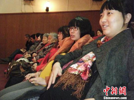 31日,河北唐山举行“聆听母爱之音”大型公益胎教音乐会。图为准妈妈们在认真聆听胎教音乐。胡向明摄