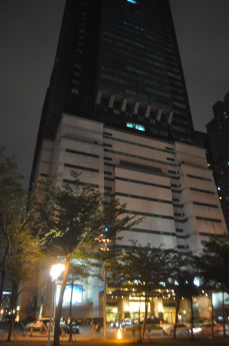 高雄市85大楼的高雄金典酒店响应世界关灯日,31日晚间8时30分至9时30