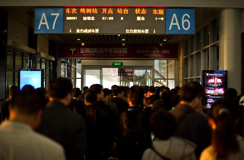 4月1日,乘坐首列长沙至深圳高铁的旅客在长沙南站等待检票上车.