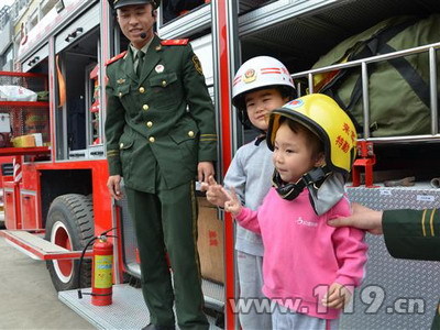 消防宣传进幼儿园 小朋友也懂用湿毛巾捂口鼻