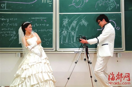 忙活了一阵，新郎拿起相机做出给新娘拍照的样子