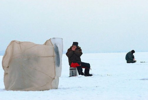 资料图：俄罗斯冰上捕鱼