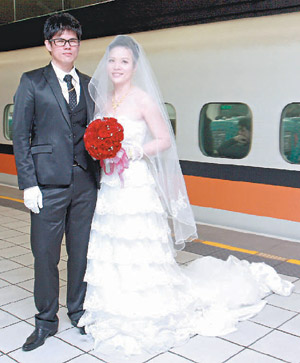 李志弘利用高铁做为迎娶礼车，从台南娶回美娇娘黄姿摇。台湾《联合报》