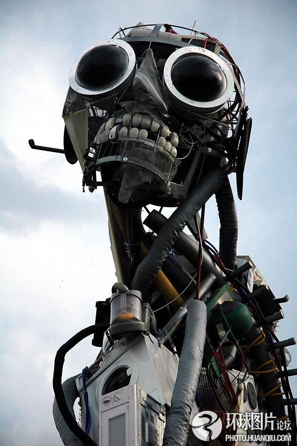 英国3吨垃圾电器组成巨型机器人惊吓路人