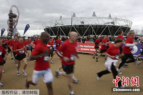 当地时间3月31日，来自英国各地的长跑爱好者在伦敦奥林匹克公园举行了长跑活动，并最终成为在奥林匹克主体育场“伦敦碗”内第一批冲过终点线的人。