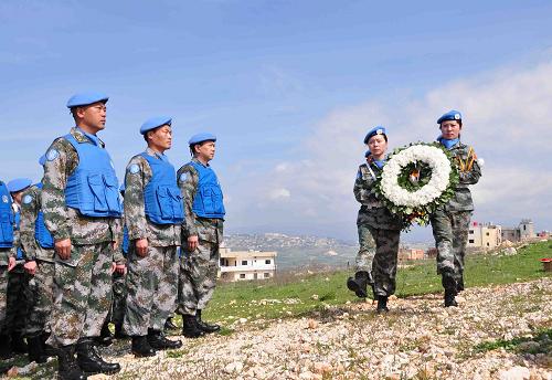 中国赴黎巴嫩维和部队官兵祭奠在执行联合国维和使命中牺牲的中国驻