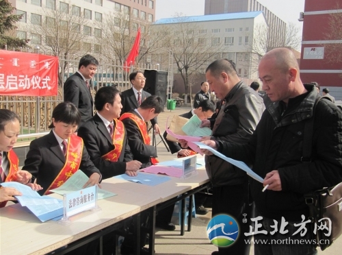 呼和浩特百名法官党员干部下基层解答群众法律