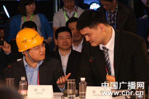 网秦CEO戴安全帽出席博鳌论坛 提醒信息安全