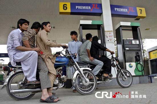 2012年4月1日，巴基斯坦白沙瓦，摩托车手在排队加油。图片来源：CFP