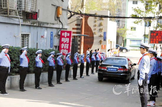 小学生扮交警迎接领导视察(图)