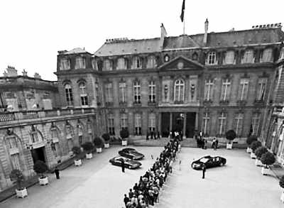 在法国首都巴黎，人们排起长队准备参观爱丽舍宫。 资料图片