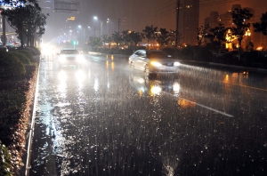 白天27℃,夜晚风雨雷电(图)