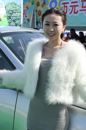 2012河北春季车展 美女车模"千娇百媚"